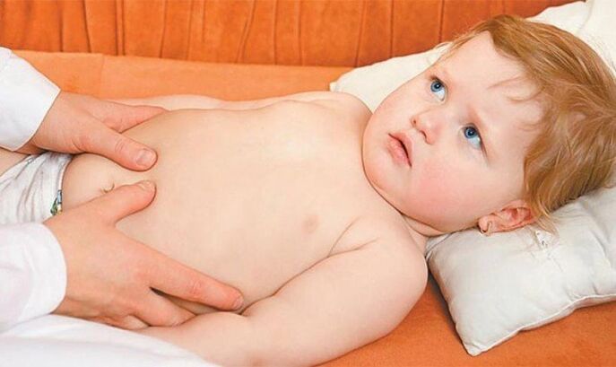 Bērns ir noraizējies par sāpēm gūžas locītavā, ko izraisa epifiziolīze
